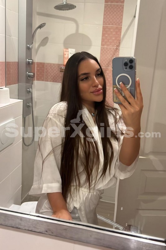 Ariana Escort in Paris