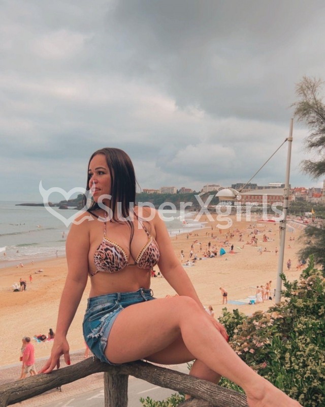 Nicole مرافقة ثيونفيل