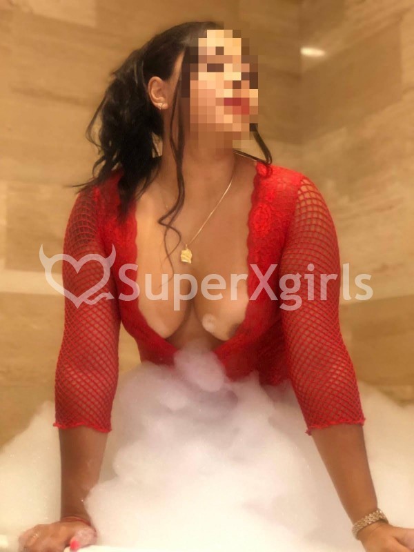 Karla hộ tống Paris