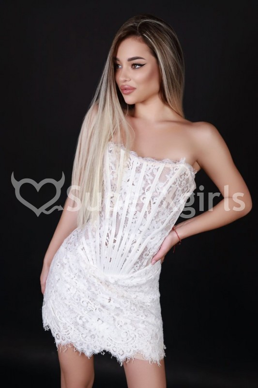 Michaela مرافقة موسكو