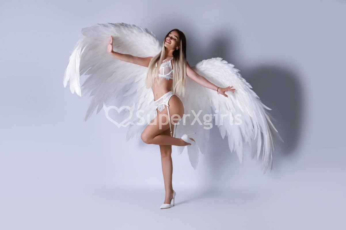 Michaela مرافقة موسكو